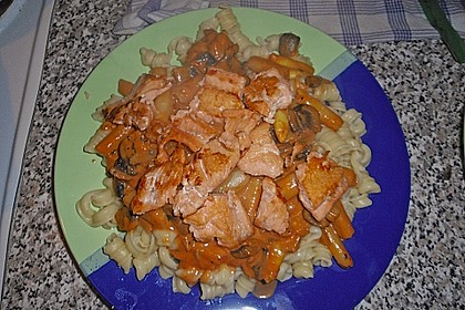 Gebratener Lachs auf Bandnudeln