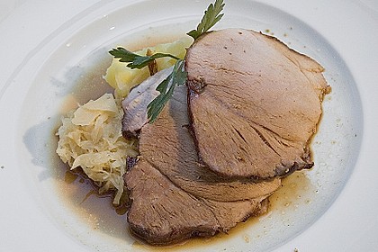 Krustenbraten vom Schwein mit Kartoffelp&uuml;ree und Karamellsauerkraut