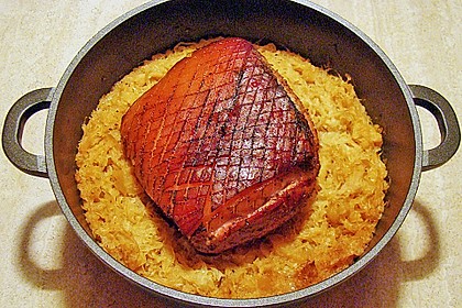 Krustenbraten vom Schwein mit Kartoffelp&uuml;ree und Karamellsauerkraut 3