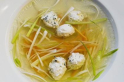 Gefl&uuml;gelbr&uuml;he mit Gem&uuml;sestreifen und kleinen Kl&ouml;&szlig;chen