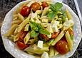 Spaghetti mit Tomaten, Mozzarella und Basilikum