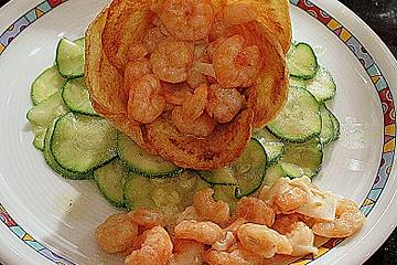 Carstens Kartoffelblüten mit Knobi - Shrimps an Zucchinisalat