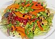 Herbstlicher Blattsalat mit gebratenen K&uuml;rbisspalten, Kern&ouml;l - Apfeldressing und Knuspermais