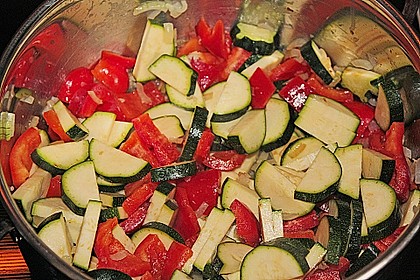 Gemüsetopf mit Paprika, Hackfleisch, Zucchini und Pilzen 8