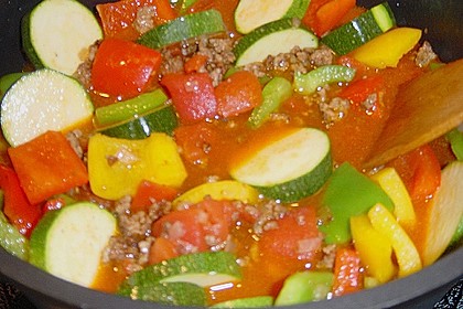 Gemüsetopf mit Paprika, Hackfleisch, Zucchini und Pilzen 18