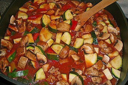 Gemüsetopf mit Paprika, Hackfleisch, Zucchini und Pilzen 4