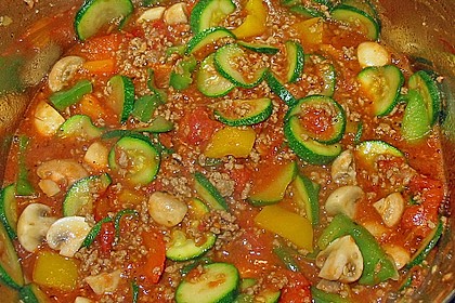 Gemüsetopf mit Paprika, Hackfleisch, Zucchini und Pilzen 16
