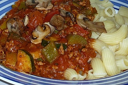 Gemüsetopf mit Paprika, Hackfleisch, Zucchini und Pilzen 11
