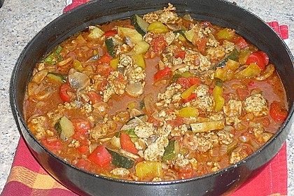Gemüsetopf mit Paprika, Hackfleisch, Zucchini und Pilzen 10