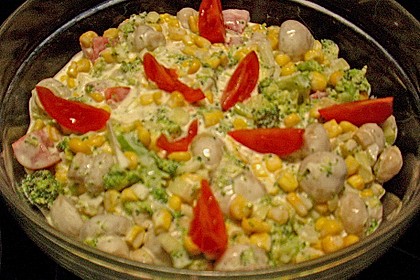Gemüsesalat mit Brokkoli, Mais und Champignons 4