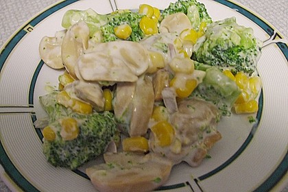 Gemüsesalat mit Brokkoli, Mais und Champignons 3