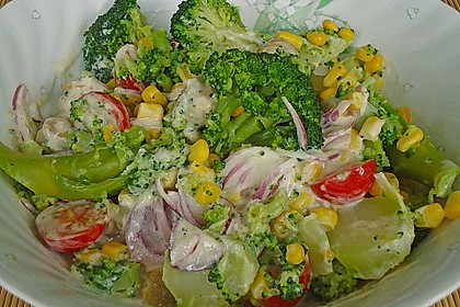Gemüsesalat mit Brokkoli, Mais und Champignons