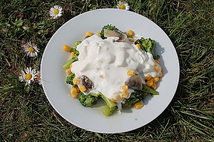 Gemüsesalat mit Brokkoli, Mais und Champignons 2
