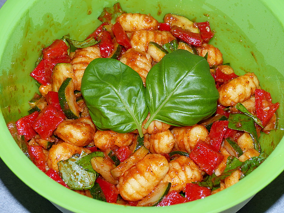 Zucchini Gemüsepfanne Mit Paprika Und Möhren — Rezepte Suchen