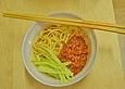 Chinesische Spaghetti mit scharfer Fleischsauce