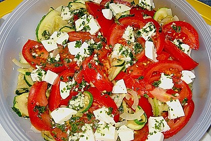 Tomaten - Zucchini Salat mit Mozzarella 2
