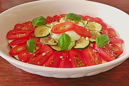 Tomaten - Zucchini Salat mit Mozzarella 3