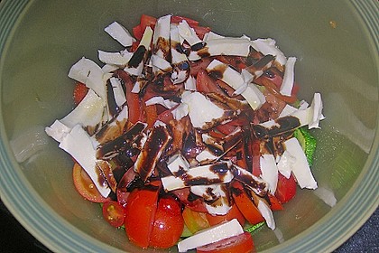 Tomaten - Zucchini Salat mit Mozzarella 5