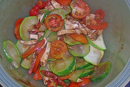 Tomaten - Zucchini Salat mit Mozzarella 6