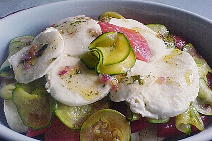 Tomaten - Zucchini Salat mit Mozzarella