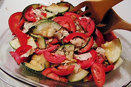 Tomaten - Zucchini Salat mit Mozzarella 1