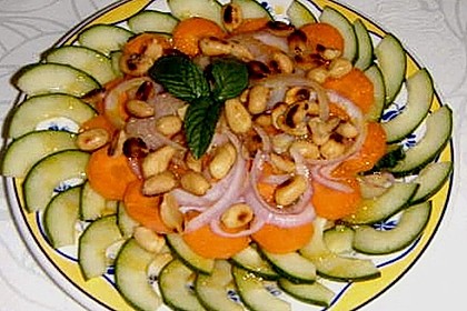 Gurkensalat mit Erdn&uuml;ssen 2