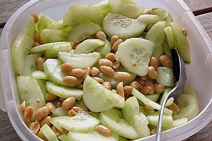 Gurkensalat mit Erdn&uuml;ssen