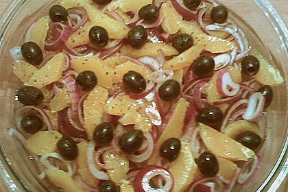 Zwiebelsalat mit Orangen und Oliven