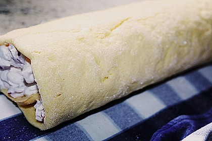 Erdbeer - Biskuit - Rolle 12