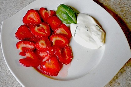 Erdbeer - Salat mit Balsamico und Topfencreme 1