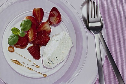 Erdbeer - Salat mit Balsamico und Topfencreme