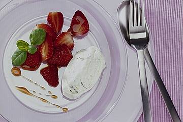 Erdbeer - Salat mit Balsamico und Topfencreme