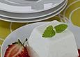 Panna Cotta auf Erdbeermark