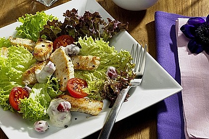 Blattsalate mit gebratenen Putenbruststreifen