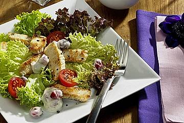 Blattsalate mit gebratenen Putenbruststreifen