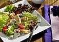 Blattsalate mit gebratenen Putenbruststreifen