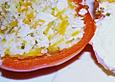 Fr&ouml;hliche, gef&uuml;llte Paprika in einer K&auml;se - Sahne - Sauce