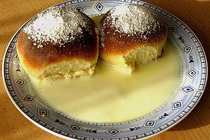 Buchteln mit Vanillasauce 1