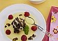 Vanille - Eis mit Schokoladenflakes und Pfirsichsauce mit Himbeeren