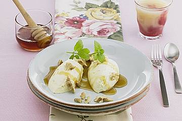 Joghurt - Mousse mit Honig und Walnüssen