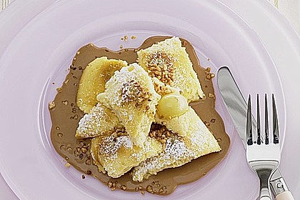 Kaiserschmarrn mit Nougatsauce und Haselnusskrokant