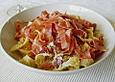 Frische Pasta mit Bacon und Parmaschinken