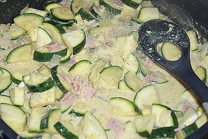 Tagliatelle mit Frischkäse - Zucchini - Sauce 8