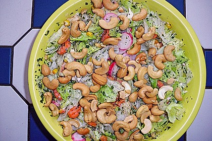Sommersalat mit Cashewkernen