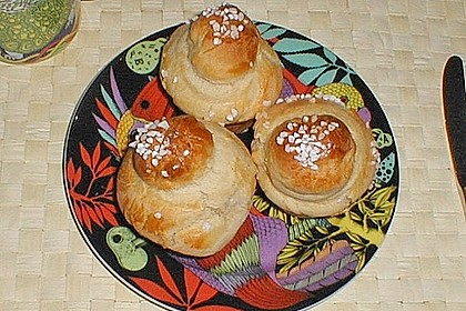Brioches und Orangenmarmelade