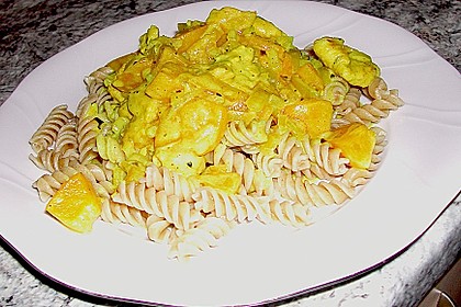 Hühnchen in Pfirsich - Curry - Rahmnudeln