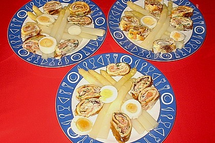 R&auml;ucherlachs im Eierpfannkuchen mit Stangenspargel