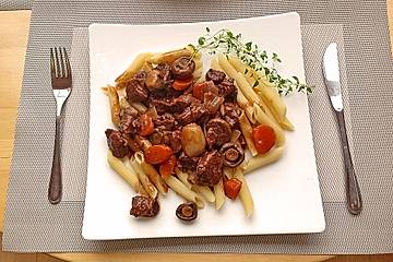 Rindfleisch in Rotwein mit Gemüse