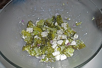 Broccolisalat mit Feta