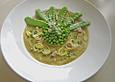 Erbsensuppe mit Frischk&auml;se und gekochtem Schinken